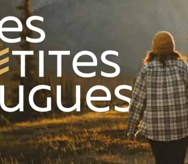 Affiche « Les Petites Fugues » avec une personne marchant sur un sentier de montagne au coucher du soleil.