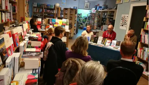 Personnes présentant des livres